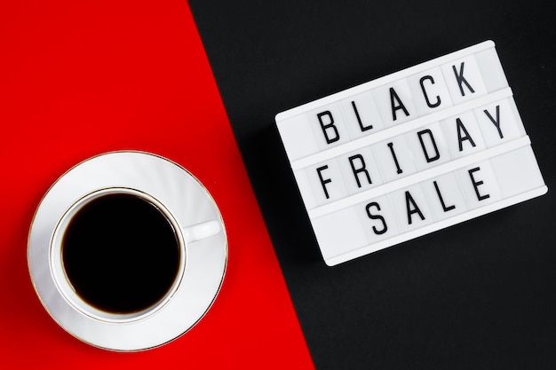 Concetto di vendita del Black Friday Tazza di caffè su sfondo rosso Banner per la pubblicità