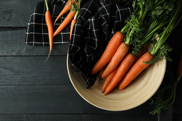 Concetto di verdura fresca con carota sul tavolo di legno scuro