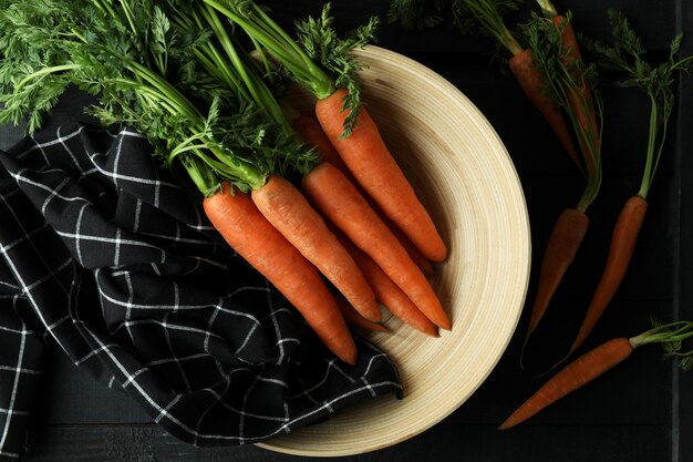 Concetto di verdura fresca con carota sul tavolo di legno scuro