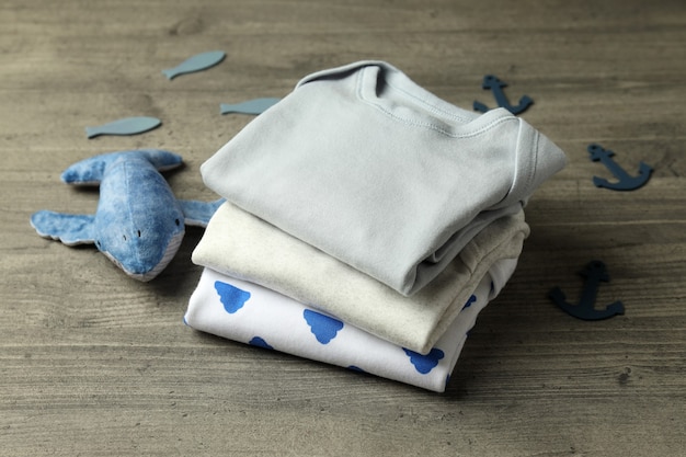 Concetto di vestiti per bambini carini su sfondo grigio con texture.