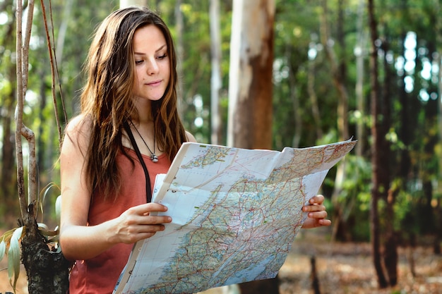 Concetto di viaggio dell&#39;itinerario di navigazione della destinazione di avventura della mappa