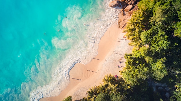 Concetto di viaggio di vacanza con vista aerea dall'alto sul mare blu e spiaggia di sabbia con le persone