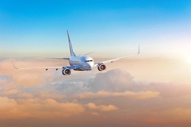 Concetto di viaggio di viaggio d'affari in aereo passeggeri Volare la sera al tramonto colorato