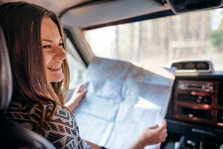 Foto concetto di viaggio di viaggio stradale della mappa della ragazza