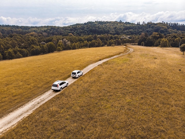 Concetto di viaggio due auto suv che guidano su strada