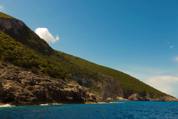 Concetto di viaggio e turistico Grotte blu sull'isola di Zante in Grecia