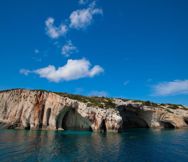 Concetto di viaggio e turistico Grotte blu sull'isola di Zante in Grecia