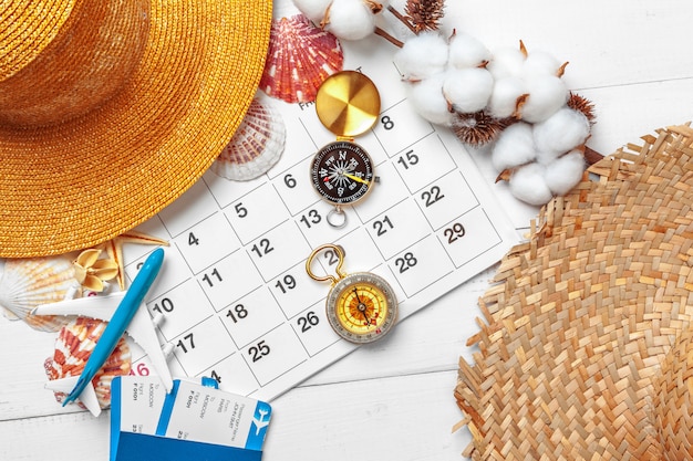 concetto di viaggio e vacanza, bussola sul calendario planner