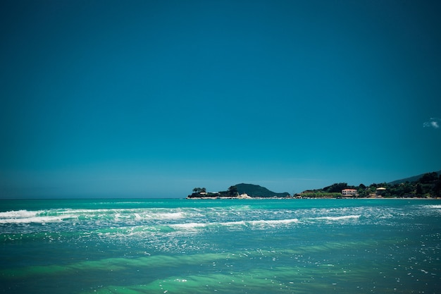 Concetto di viaggio - estate spiaggia con nuvole e cielo blu