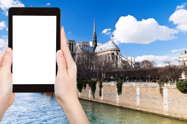 Concetto di viaggio - fotografia turistica cattedrale di Notre Dame de Paris e Senna, Francia in primavera su tablet pc con schermo ritagliato con spazio vuoto per il logo pubblicitario