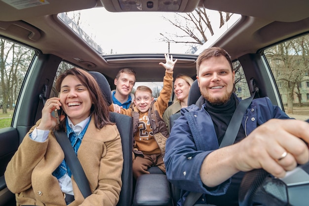 Concetto di viaggio in auto le persone in macchina alzano le mani