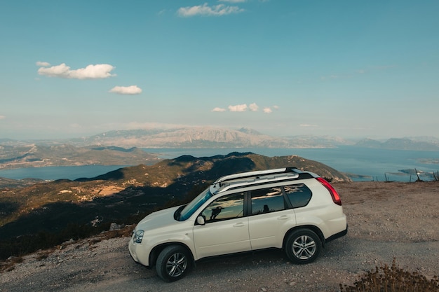 Concetto di viaggio in auto Suv Isola di Lefkada in Grecia