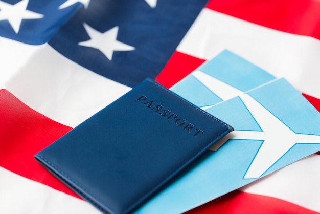 concetto di viaggio, turismo, emigrazione e visto - bandiera nazionale americana, passaporto e biglietti aerei