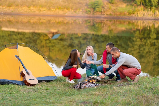 Concetto di viaggio, turismo, escursione, picnic e persone