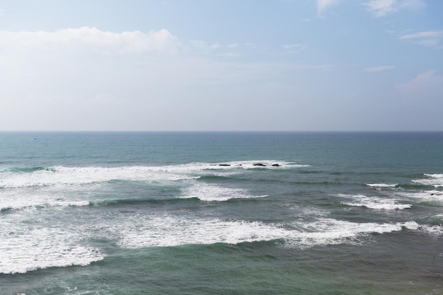 concetto di vista sul mare, natura, viaggio e acqua - mare e cielo sullo Sri Lanka