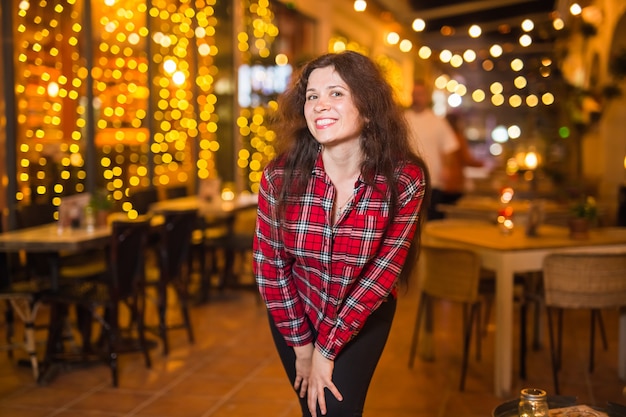 Concetto di vita notturna, festa e stile di vita - Ragazza che cammina nella città notturna