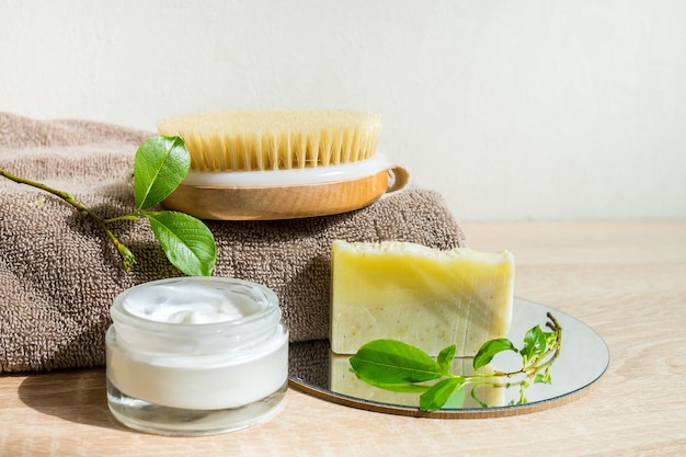 Concetto ecologico Spa still life con sapone fatto a mano con olio essenziale e spazzola per massaggio a secco Zero rifiuti prodotti per la cura personale