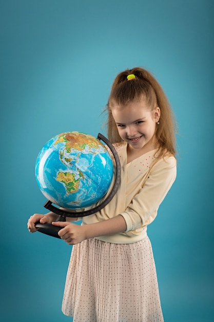 Concetto - educazione. Ragazza caucasica che tiene un globo