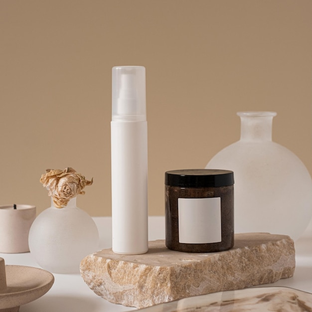 Concetto estetico minimalista di terapia di cura della bellezza Flacone spray in pietra di marmo crema con fiore su sfondo beige neutro Composizione organica del prodotto per il trattamento della pelle del corpo