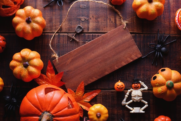 Concetto felice della decorazione di Halloween e vista del segno di legno con lo spazio della copia.