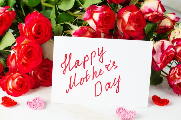 Concetto felice della festa della mamma-- Cartolina postale con le rose.