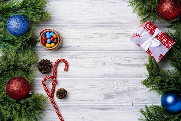 Concetto festivo con bastoncini di zucchero e palline di Natale