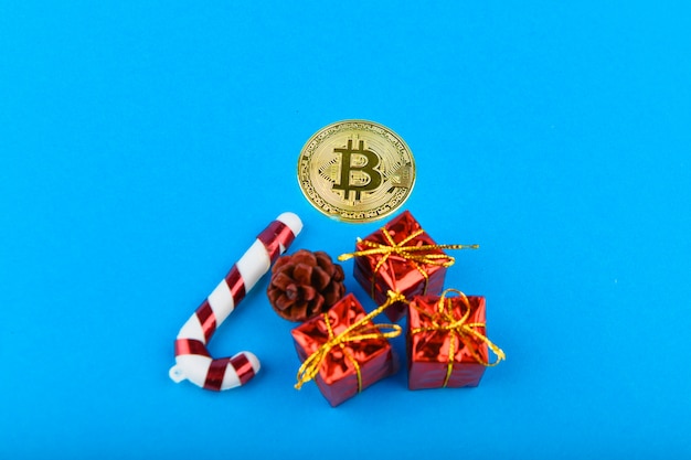 Concetto festivo di bitcoin. Bitcoin e Natale.