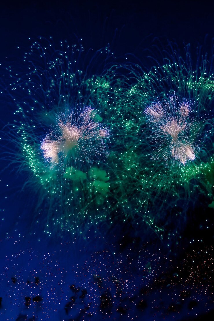 Concetto festivo Fuochi d'artificio con stelle colorate di scintille e nebulosa luminosa sul cielo notturno nero