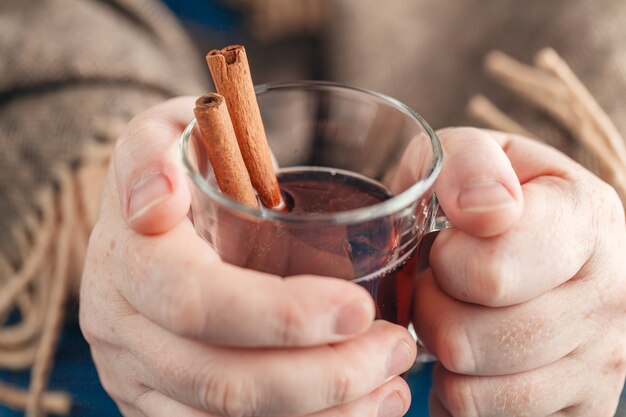 Concetto freddo. Vino speziato caldo in mano