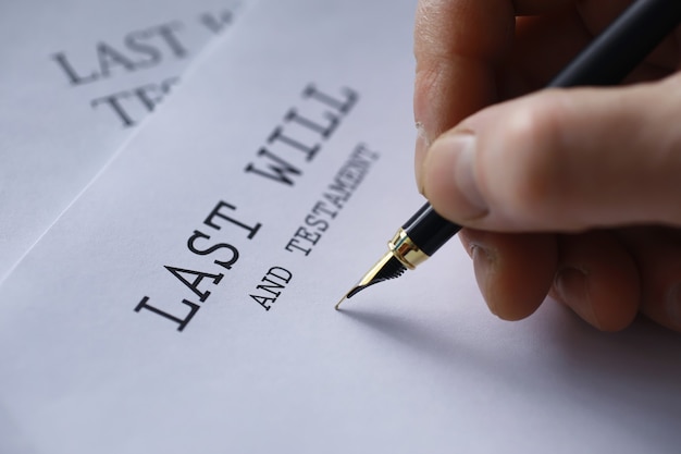 concetto giuridico. La procedura per la redazione del testamento. Documenti con testamento sul tavolo. Registrazione del testamento e del testamento.