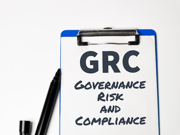 Concetto GRC Governance Risk and Compliance scritto su appunti di carta.