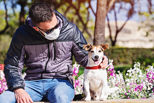 Concetto locativo del cane di quarantena per la camminata in via