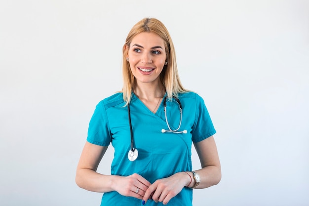 Concetto medico di bella dottoressa con stetoscopio, mezzo busto. Studente di medicina. Operaio ospedaliero donna guardando la fotocamera e sorridente and