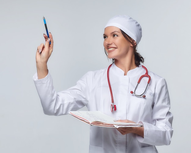 Concetto medico di una dottoressa in camice bianco con uno stetoscopio