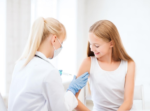 concetto medico e sanitario - medico che fa vaccino al bambino in ospedale