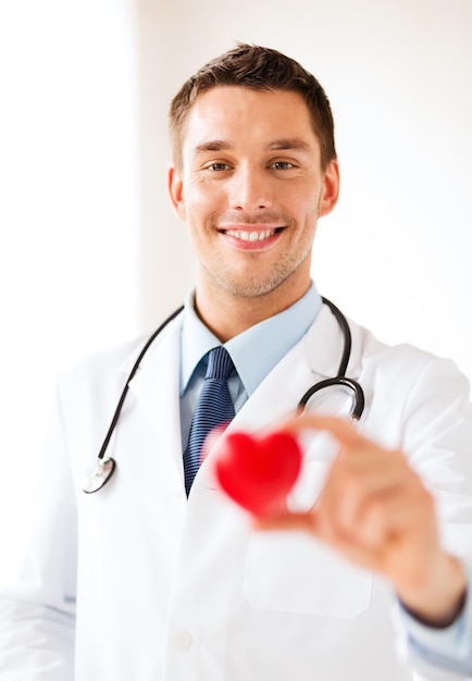 concetto medico e sanitario - medico maschio con cuore