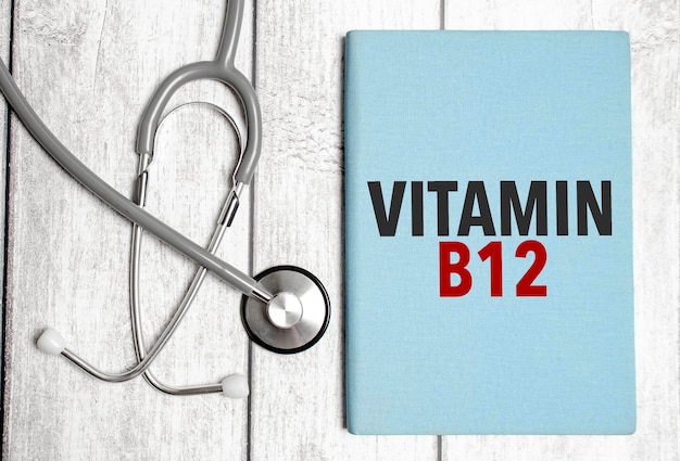 Concetto medico Taccuino blu con l'iscrizione vitamina b12