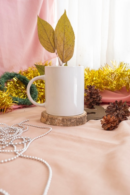 Concetto minimalista di Natale e Capodanno. Composizione che caratterizza il prodotto Mug. Tazza in legno con decorazioni di Natale e Capodanno