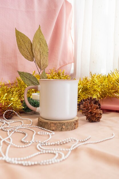 Concetto minimalista di Natale e Capodanno. Composizione che caratterizza il prodotto Mug. Tazza in legno con decorazioni di Natale e Capodanno