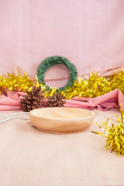 Concetto minimalista di Natale e Capodanno. La composizione mostra il prodotto. esposizione di prodotti su legno con decorazioni di natale e capodanno