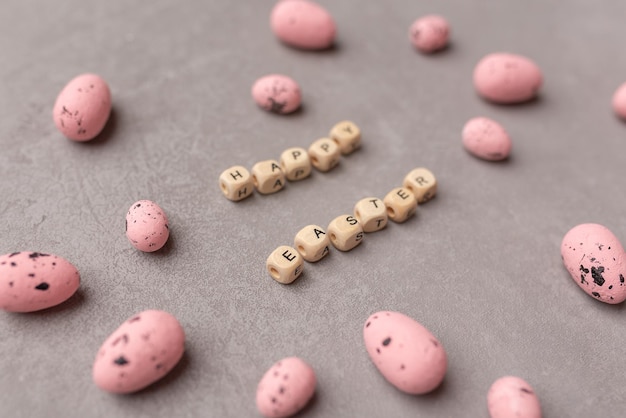 Concetto minimo di Pasqua Uova di Pasqua rosa con testo Buona Pasqua su sfondo grigio