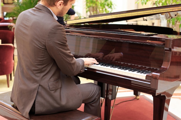 Concetto musicale. Il pianista suona il pianoforte.