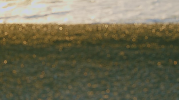 Concetto natura luce dorata del mare panorama sole che sorge sull'oceano e cielo rosso con vista sulle onde del mare