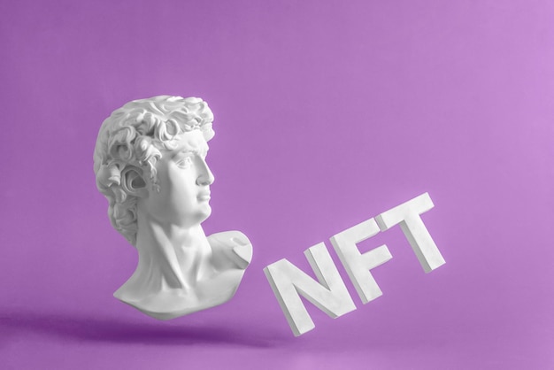 Concetto NFT David antico in stile pop o vaporwave e testo 3D NFT Un concetto minimo di arte digitale moderna