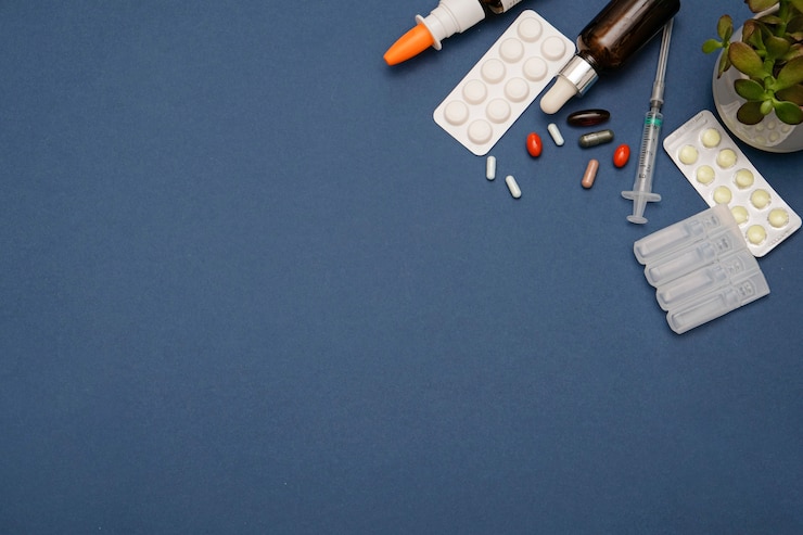 Foto concetto online di farmacia e farmacia. pillole della medicina su fondo blu, spazio per testo