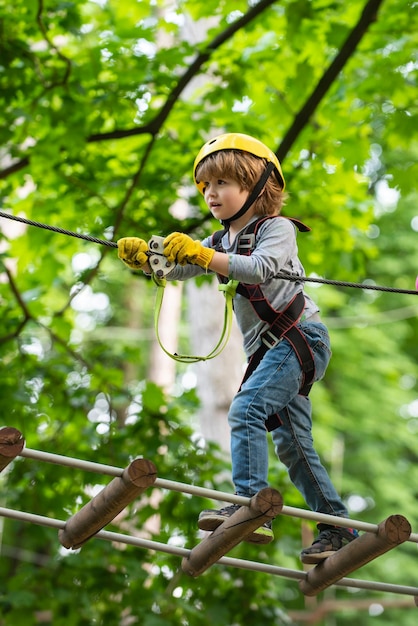 Concetto per bambini Centro di arrampicata Parco a fune Concetto di escursione e bambini Go Ape Adventure Happy Little child cl