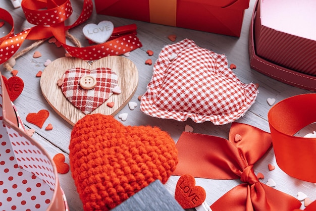 Concetto per il giorno di San Valentino. sfondo con gli attributi della celebrazione di San Valentino. colore rosso dominante. girato in studio, vista dall'alto.