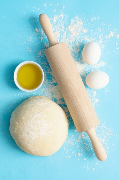 Concetto per la cottura con pasta su sfondo blu