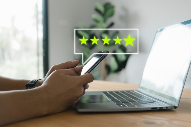 Concetto per un'indagine di feedback sulla soddisfazione della recensione del cliente Utilizzando un'applicazione online, gli utenti valutano le loro esperienze di servizio ei clienti possono valutare la qualità del servizio