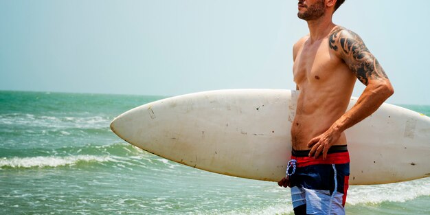 Concetto praticante il surfing di vacanza estiva della spiaggia dell&#39;uomo